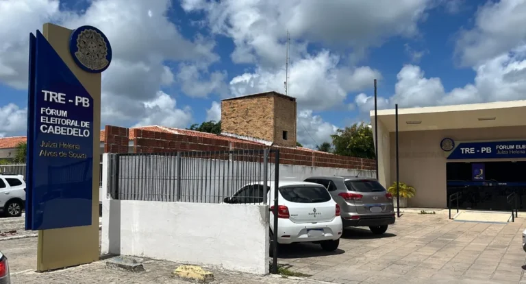 Eleitores em Cabedelo se dirigem a um local de votação durante eleição suplementar com forte esquema de segurança e tecnologia.