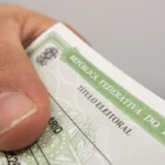 Eleitor brasileiro regularizando sua situação com a Justiça Eleitoral online.