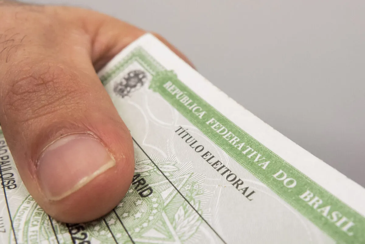 Eleitor brasileiro regularizando sua situação com a Justiça Eleitoral online.