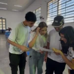 Jovens estudantes participando de uma palestra sobre eleições