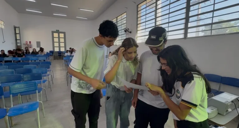 Jovens estudantes participando de uma palestra sobre eleições