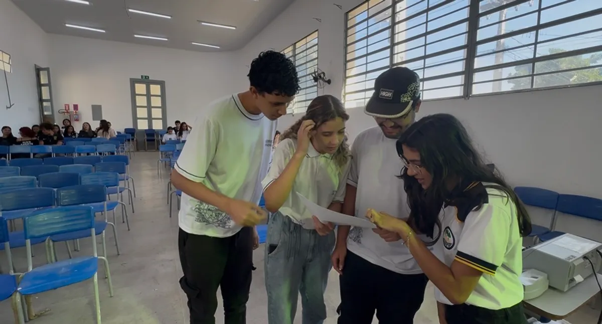 Jovens estudantes engajados em debate sobre política em sala de aula
