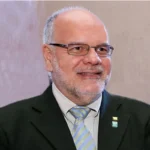 Empreendedores e pesquisadores colaborando em um centro de inovação na Paraíba