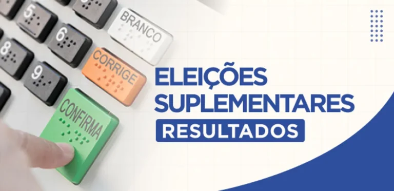 Eleitor votando em urna eletrônica durante eleição suplementar