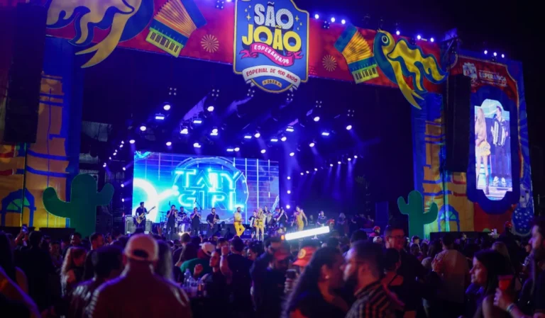 Pessoas celebrando durante o lançamento do São João 2026 na Praça da Cultura em Esperança.