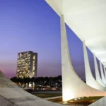 Grupo de governadores e políticos brasileiros em ambiente de congresso, simbolizando transições e estratégias para as eleições de 2026