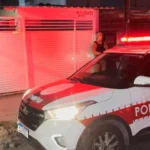 Apartamento em João Pessoa arrombado e revirado após expulsão violenta.