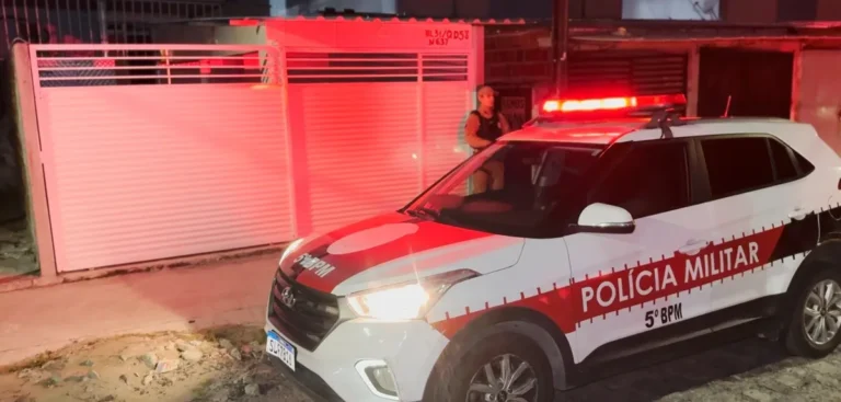 Apartamento em João Pessoa arrombado e revirado após expulsão violenta.