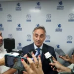 Multidão em comício político na Paraíba durante feriado