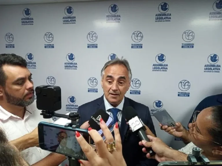 Multidão em comício político na Paraíba durante feriado