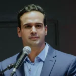 Governador Lucas Ribeiro e prefeito de Campina Grande em São João, com documento de patrocínio em destaque.