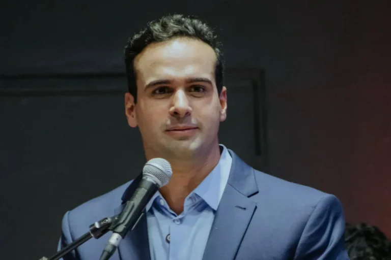 Governador Lucas Ribeiro e prefeito de Campina Grande em São João, com documento de patrocínio em destaque.