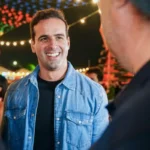 Multidão celebra o São João de Campina Grande com artistas no palco.