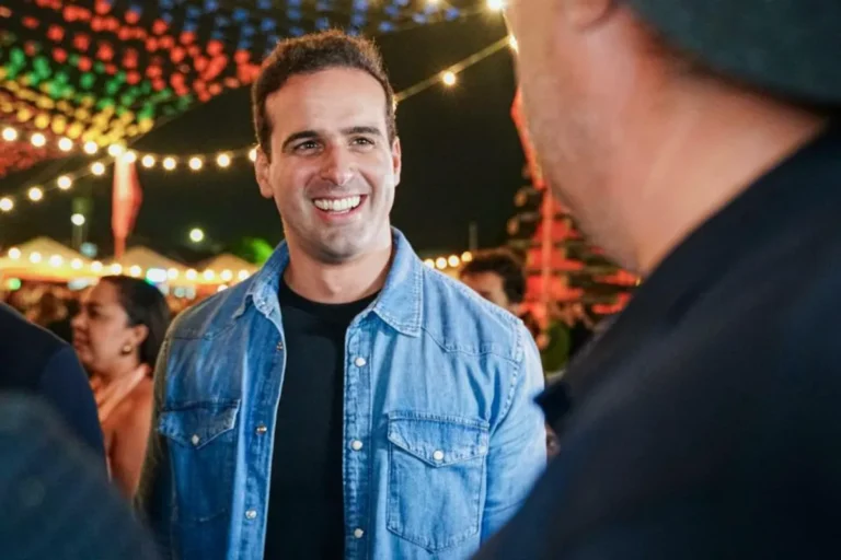 Multidão celebra o São João de Campina Grande com artistas no palco.