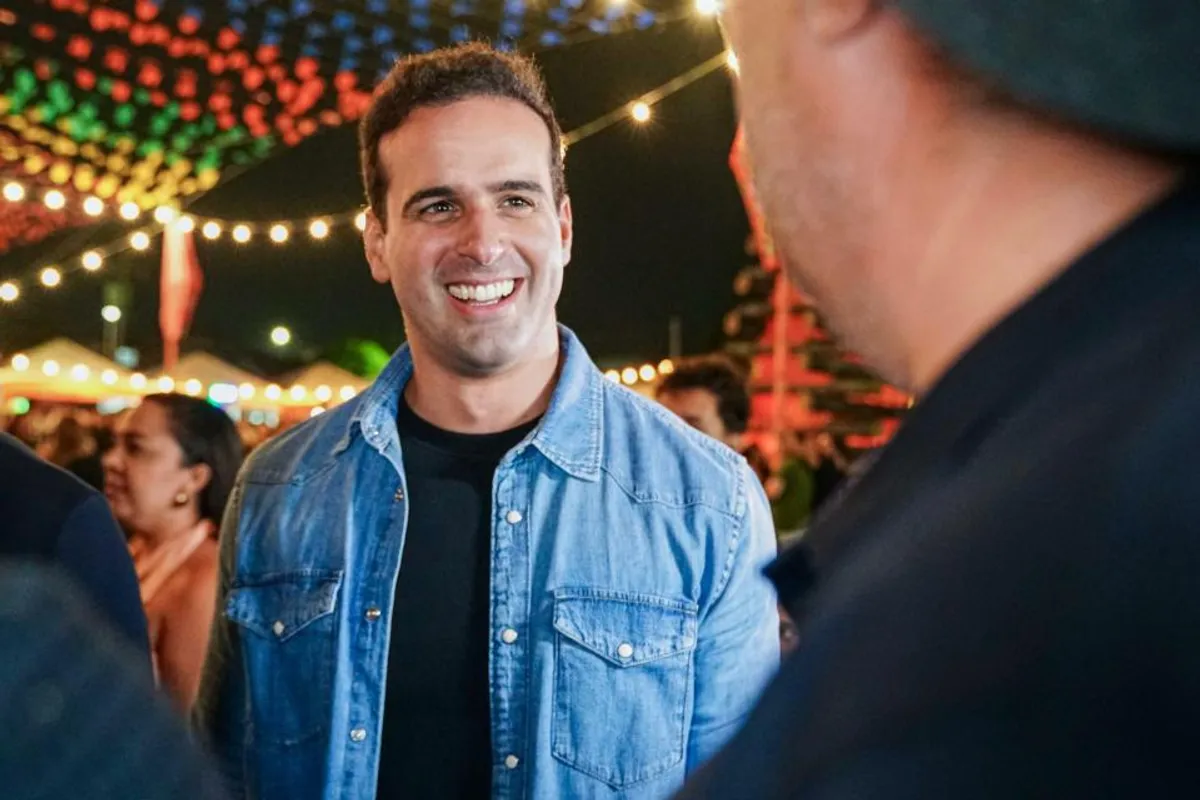 Multidão celebra o São João de Campina Grande com artistas no palco.