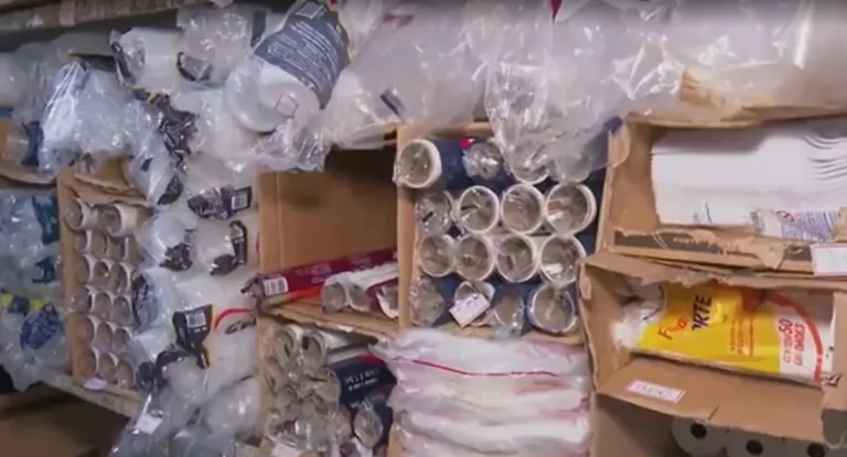 Comerciante em João Pessoa expressa preocupação ao segurar embalagens plásticas com preços em alta.