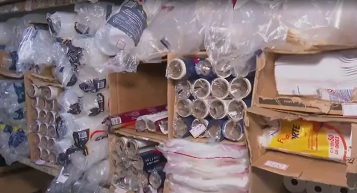 Comerciante em João Pessoa expressa preocupação ao segurar embalagens plásticas com preços em alta.