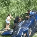 Helicóptero caído em Campina Grande, Paraíba, com equipes de resgate próximas