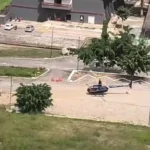 Helicóptero em pouso de emergência monitorado por equipes de resgate em Campina Grande, Paraíba.