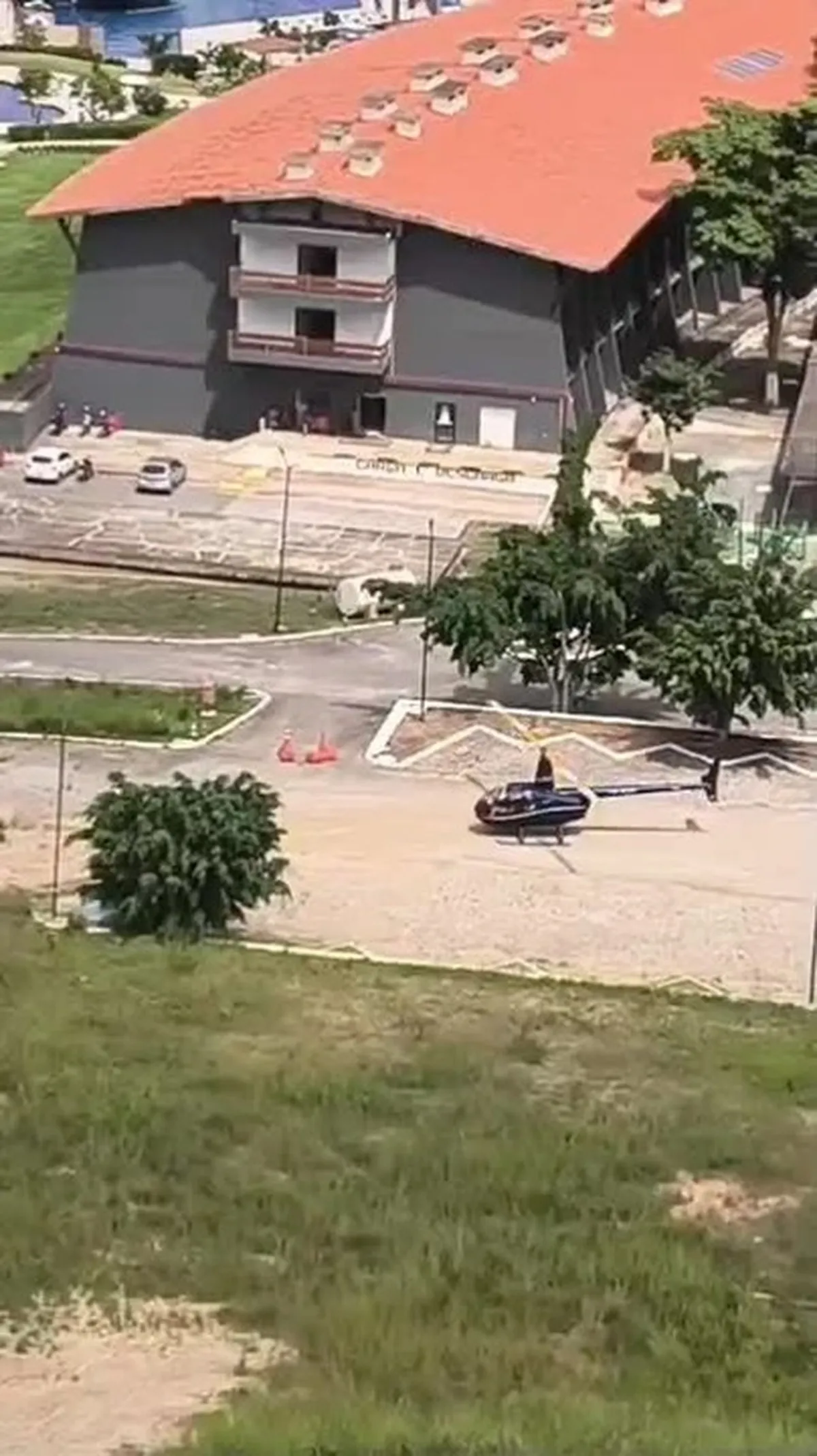 Helicóptero em pouso de emergência monitorado por equipes de resgate em Campina Grande, Paraíba.