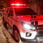 Cena de crime em residência no Bairro do Bessa, João Pessoa, com fita de isolamento policial.