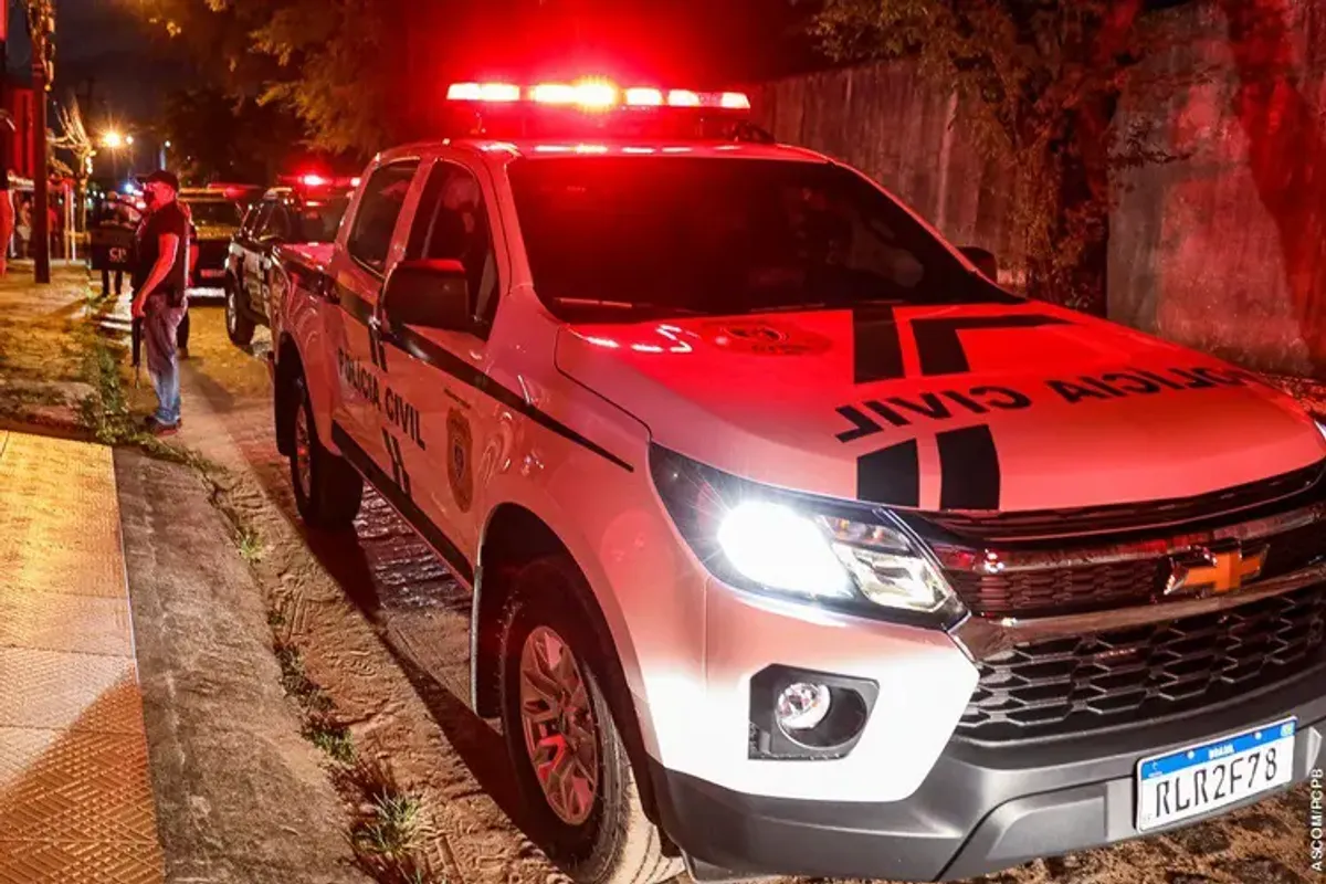 Cena de crime em residência no Bairro do Bessa, João Pessoa, com fita de isolamento policial.