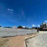 Terreno onde ficava igreja histórica demolida em João Pessoa, com tapumes e obras de praça ao fundo.