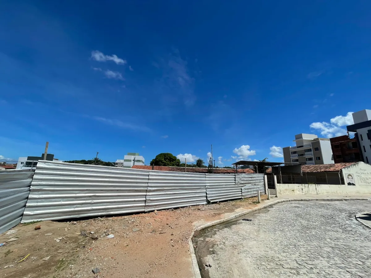 Terreno onde ficava igreja histórica demolida em João Pessoa, com tapumes e obras de praça ao fundo.