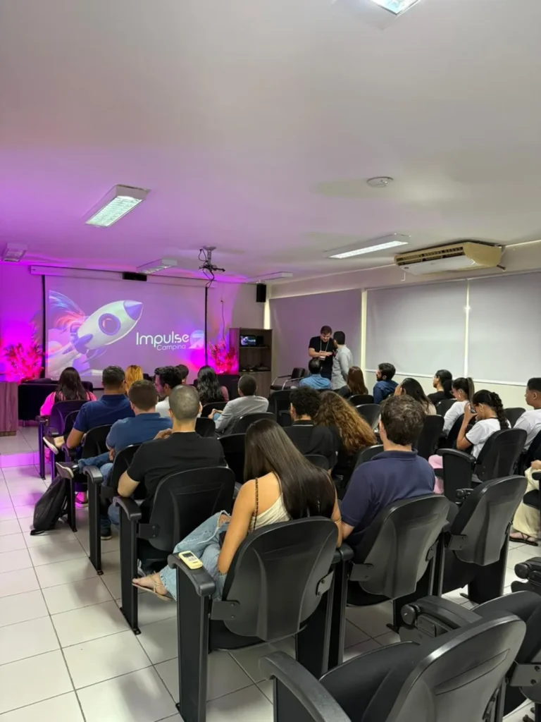 Empreendedores e mentores em evento de boas-vindas do programa Impulse Campina 2026.
