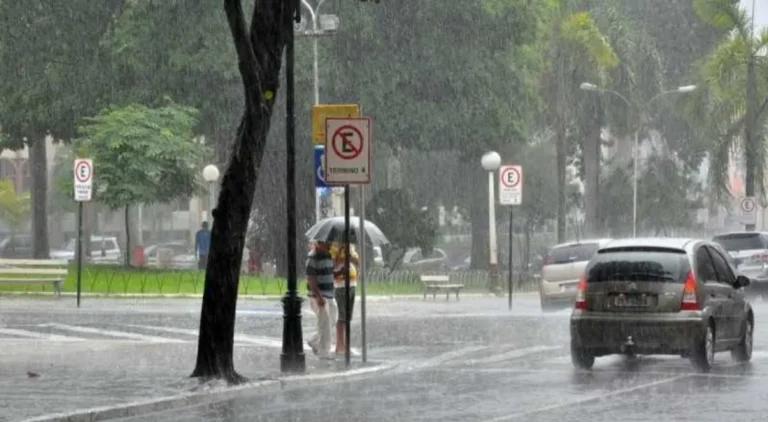 Céu nublado e escuro com nuvens carregadas sobre uma cidade na Paraíba, indicando alerta de chuva intensa.