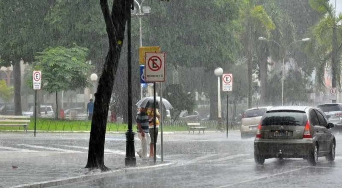 Céu nublado e escuro com nuvens carregadas sobre uma cidade na Paraíba, indicando alerta de chuva intensa.