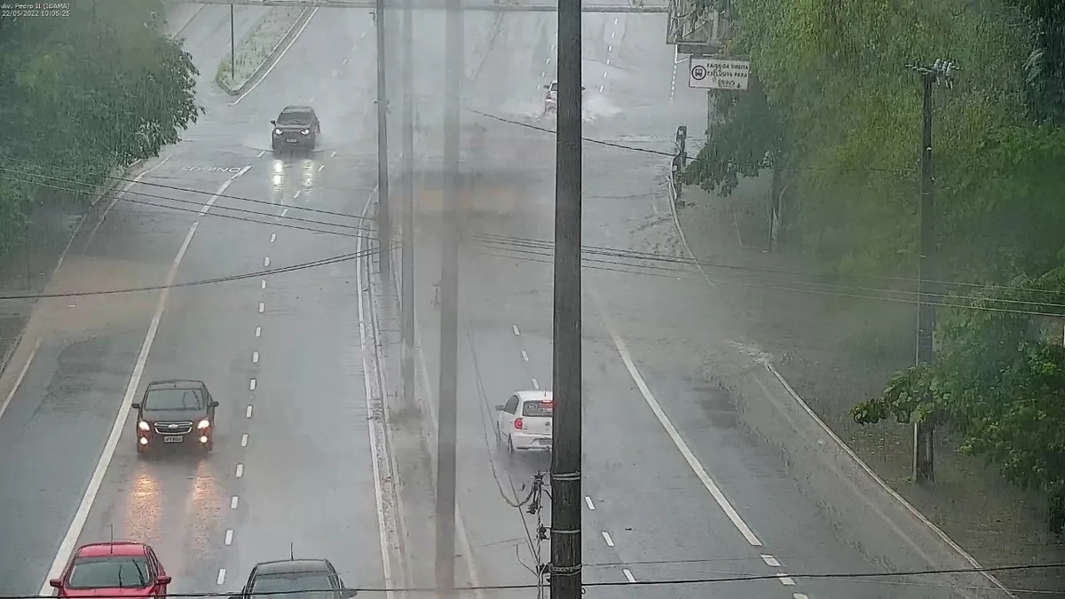 Céu nublado e escuro sobre a cidade de João Pessoa, Paraíba, indicando a chegada de chuvas intensas e tempestades.