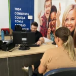 Mãos preenchendo formulário de inscrição para vagas temporárias no São João de Campina Grande.