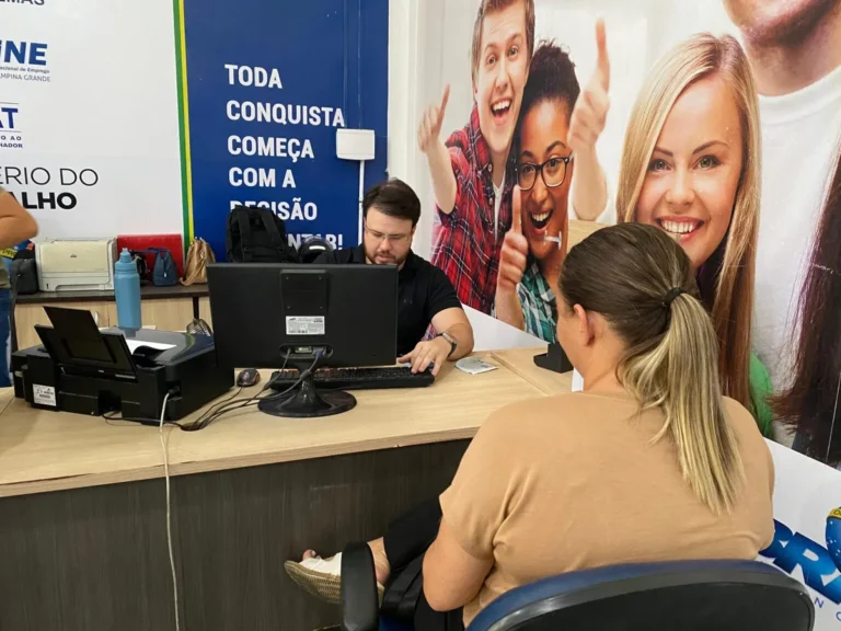 Mãos preenchendo formulário de inscrição para vagas temporárias no São João de Campina Grande.