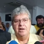 Governador João Azevêdo discursando em evento político