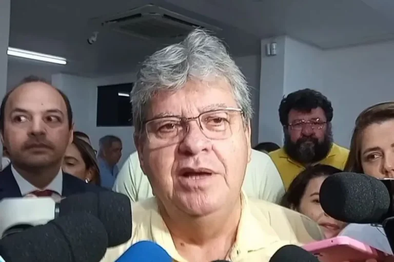 Governador João Azevêdo discursando em evento político