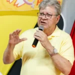 João Azevêdo discursa em evento político reforçando nominata do PSB para eleições na Paraíba.