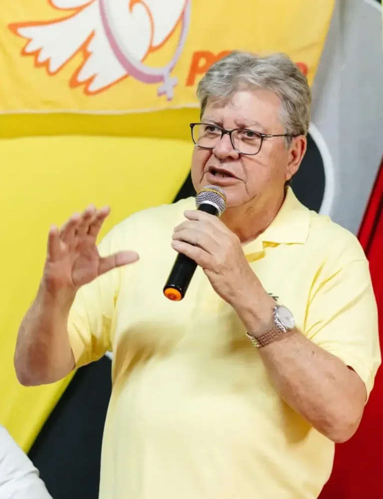 João Azevêdo discursa em evento político reforçando nominata do PSB para eleições na Paraíba.