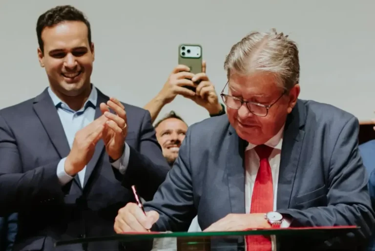 João Azevêdo entrega faixa de governador a Lucas Ribeiro em solenidade de transição de poder na Paraíba.