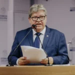 João Azevêdo entrega o cargo de governador da Paraíba a Lucas Ribeiro em cerimônia oficial.