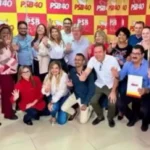 João Azevêdo discursando para pré-candidatos do PSB em reunião política na Paraíba.
