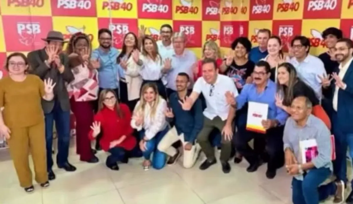 João Azevêdo discursando para pré-candidatos do PSB em reunião política na Paraíba.