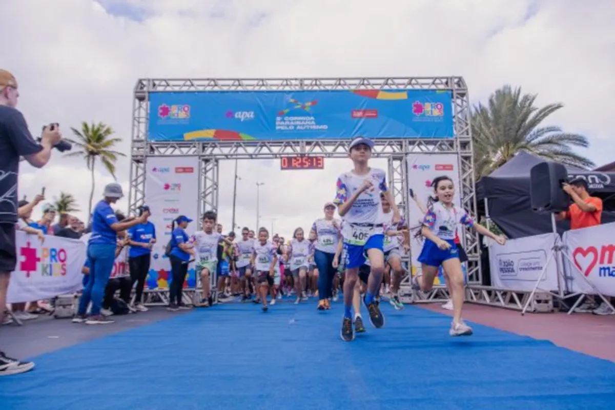 Corredores participam da 3ª Corrida Paraibana pelo Autismo em João Pessoa, com foco na inclusão e diversidade.