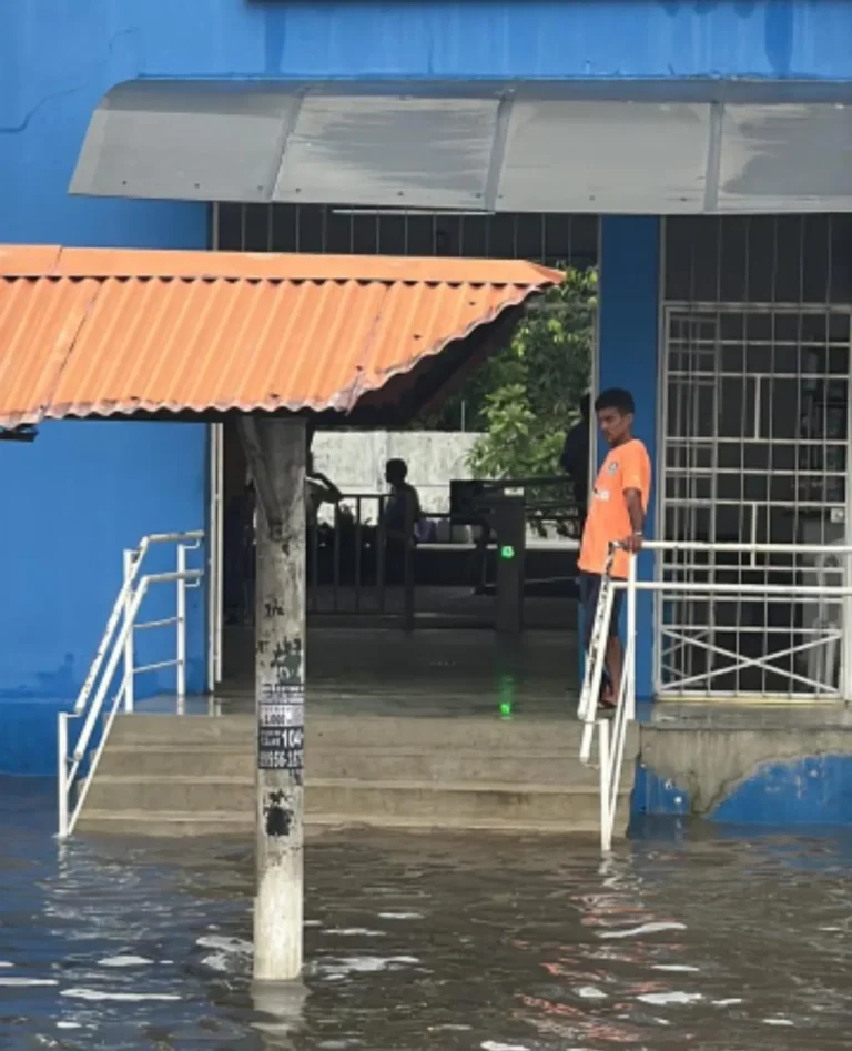 Ruas alagadas em João Pessoa após fortes chuvas, com carros submersos.