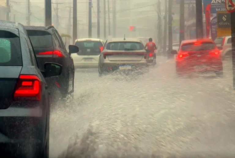 Rua alagada em João Pessoa durante chuva intensa