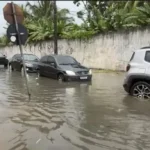 Rua de João Pessoa alagada com trânsito interrompido devido às fortes chuvas.