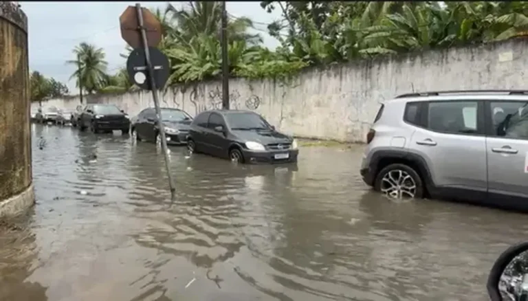 Rua de João Pessoa alagada com trânsito interrompido devido às fortes chuvas.