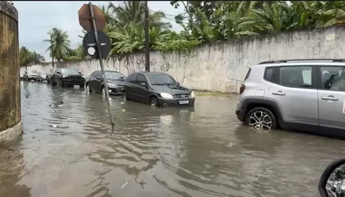 Rua de João Pessoa alagada com trânsito interrompido devido às fortes chuvas.