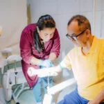 Cientista trabalhando em equipamento de sequenciamento genético em laboratório.