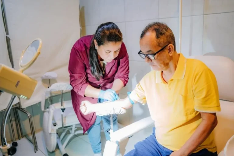 Cientista trabalhando em equipamento de sequenciamento genético em laboratório.